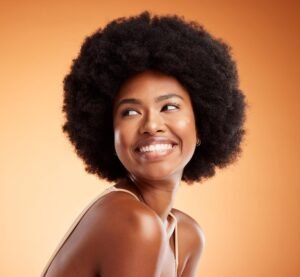 femme-noire-beaute-africaine-soins-peau-sante-du-modele-spa-luxe-sourire-fond-studio-orange-peau-naturelle-visage-sain-heureux-modele-traitement-cheveux-afro-cosmetiques-bio-decontracte_590464-91941